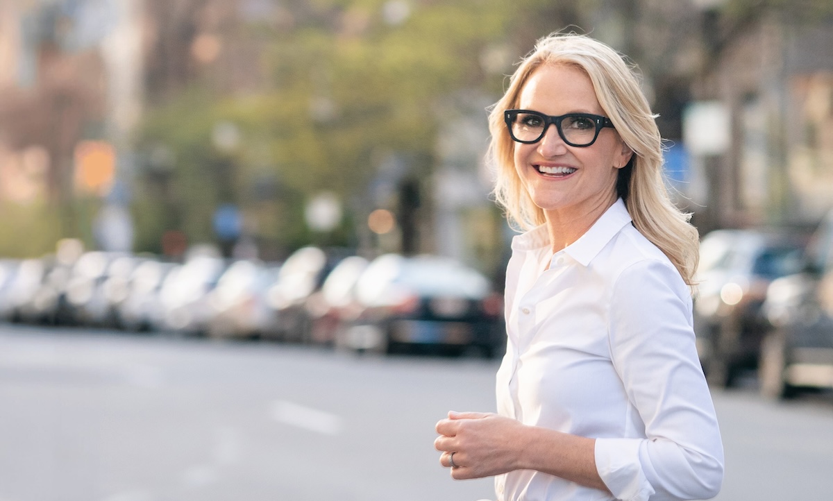Headshot of Mel Robbins on a city street